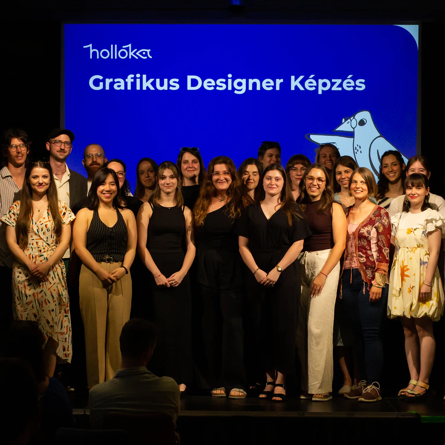 Csoportkép a Hollóka Grafikai Műhely oklevélosztóján